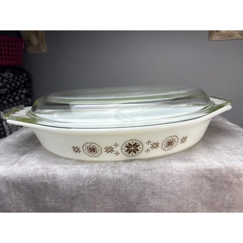 Pyrex 1.5 Qt Town & Country Divided Casserole Dish Snowflake & Starburst Pattern